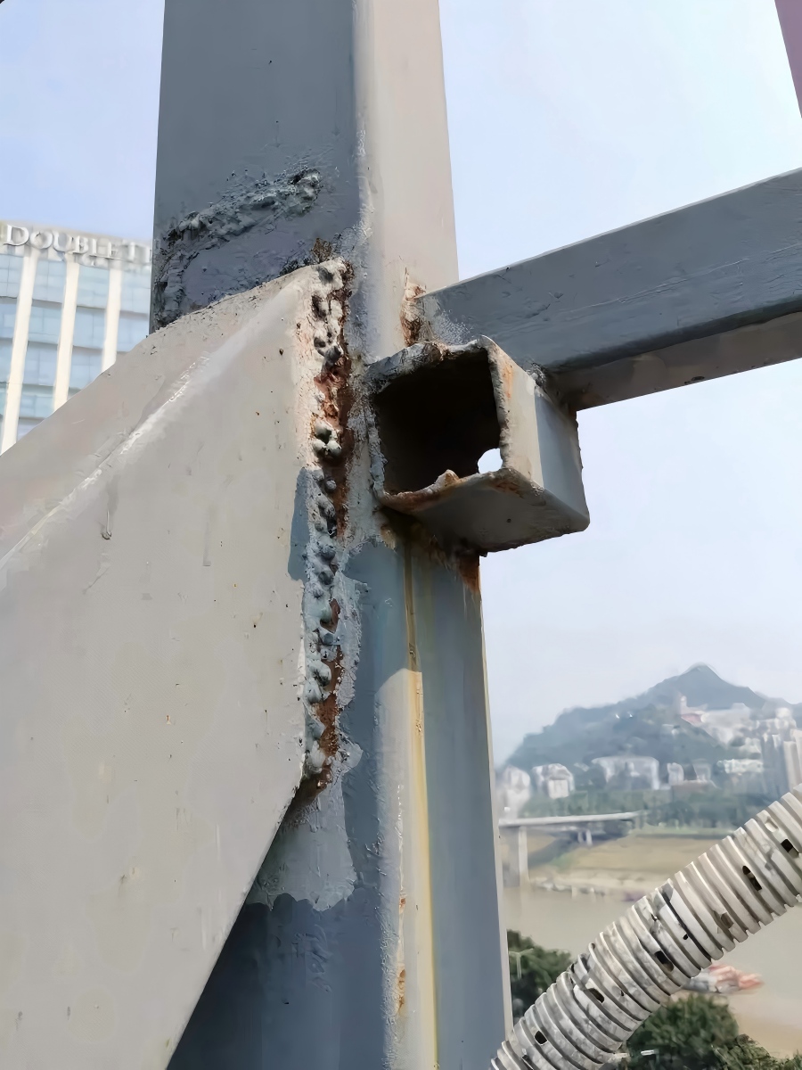 钢结构焊缝边角处生锈
