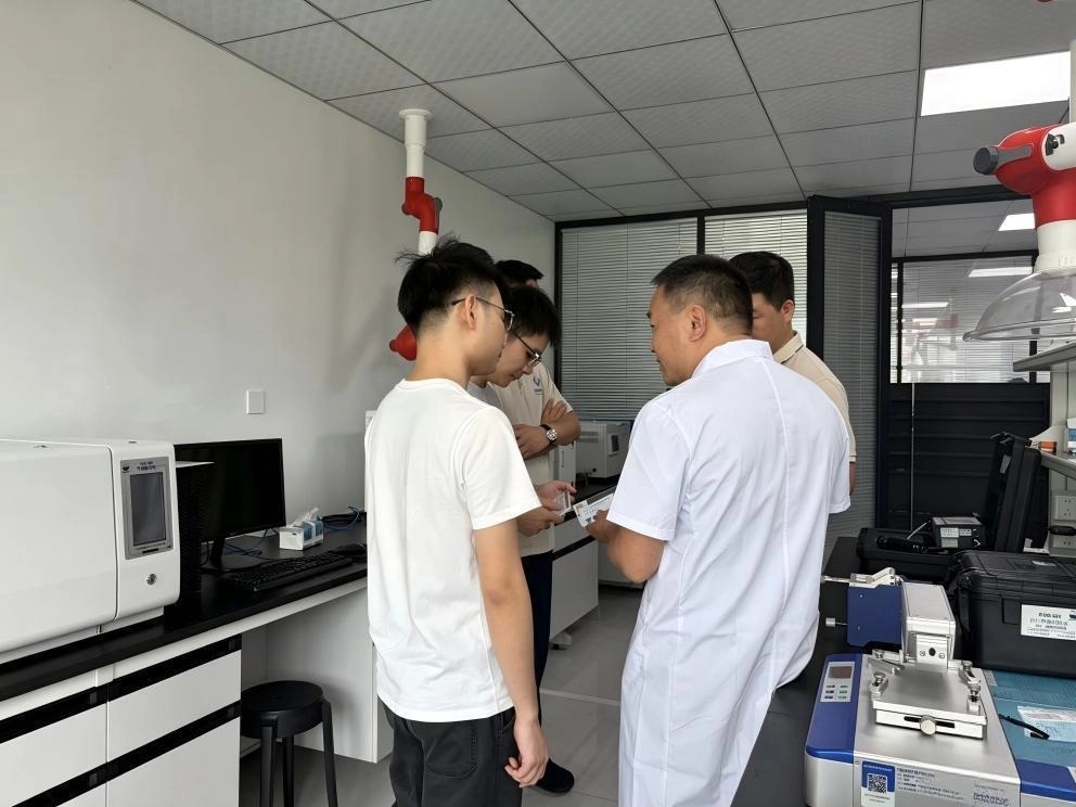 华为团队与弘方涂料技术团队就变压器与散热器防腐涂料进行技术交流 华为团队与弘方涂料技术团队就变压器与散热器防腐涂料进行技术交流